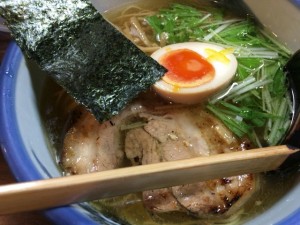 淡麗系ラーメンの人気店 恵比寿 ＡＦＵＲＩ（阿夫利） のスープはあっさりながらも旨味たっぷり！