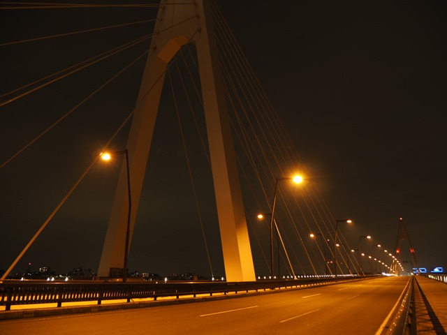 夜の陸橋で高感度撮影の画質をチェック ～ OLYMPUS E-M1／E-PL3 比較レポート