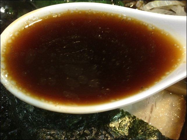 溝の口 松虎亭（しょうこてい） 盛岡ラーメンと名のついた黒いスープの味が病みつきになりそう