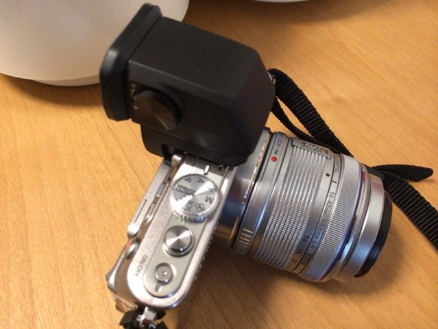 ミラーレス一眼カメラで上手に撮影したいなら、電子ビューファインダー(EVF)の装着がオススメ