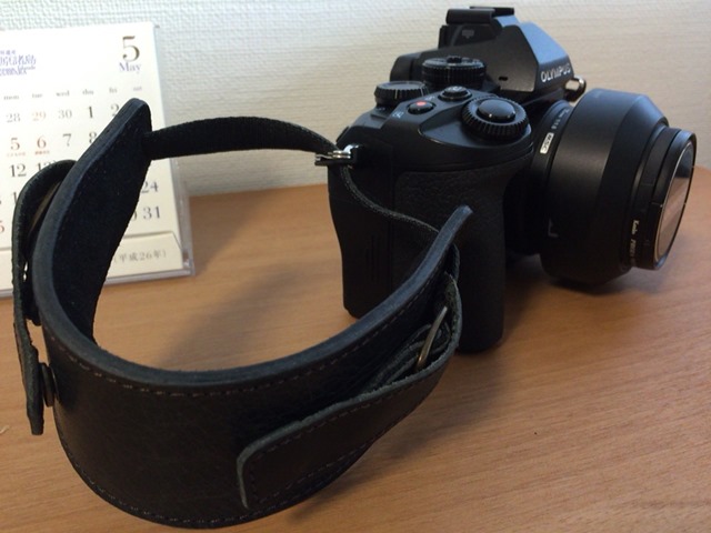 OM-D E-M1用ではないのだけど…Acruのフルレザーハンドストラップがなかなかイイ!
