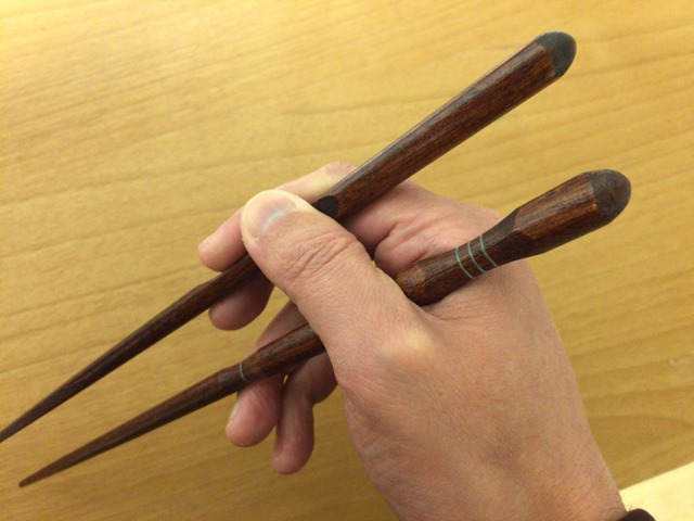 箸の持ち方が少しヘンなので、『矯正箸』を使ってみる事にしました。