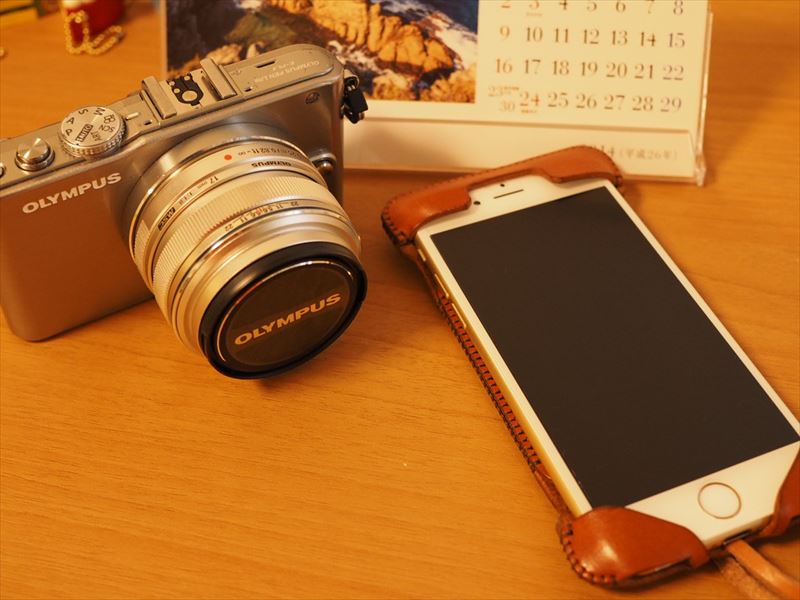 食事の席でカメラで撮るのはNGだけどスマートフォンならOK?という心理を考える。