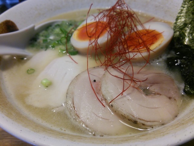 川崎 ようすけ 鶏煮亭の鶏白湯ラーメン 濃厚なのに後味スッキリ!