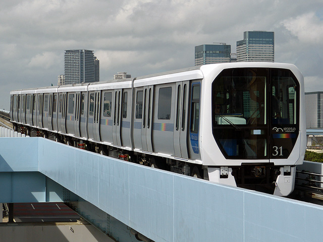 ゆりかもめの新型車両の座席が足を投げ出しにくくて画期的!(らしい)